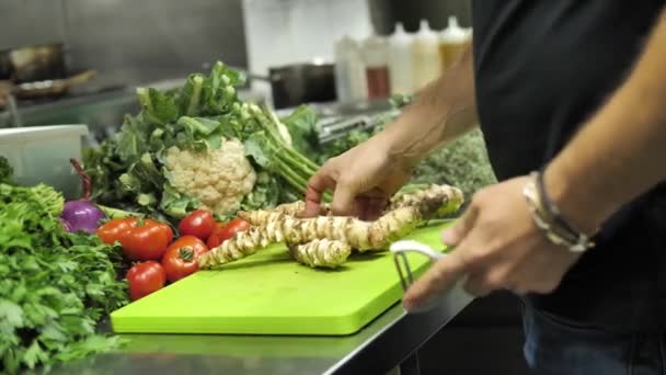 Nierozpoznawalny Kucharz Używający Obieraczki Obierania Świeżego Nasłonecznienia Kuchni Restauracyjnej Zbliżenie — Wideo stockowe