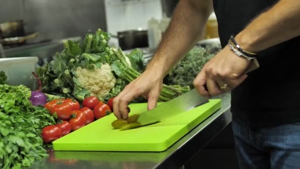 Nierozpoznawalny Kucharz Krojący Marynowany Ogórek Ostrym Nożem Kuchni Restauracyjnej Zbliżenie — Wideo stockowe