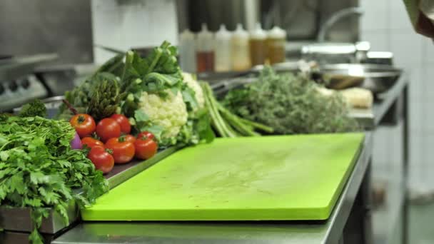 Chef Irreconhecível Limpe Placa Corte Antes Filetagem Peixe Cozinha Restaurante — Vídeo de Stock