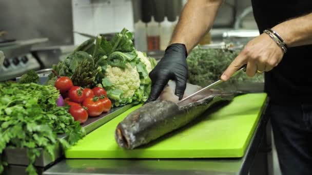 Restaurant Mutfağında Sebze Arka Planında Balık Filetosu Yapan Tanınmamış Bir — Stok video