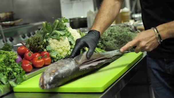 Restaurant Mutfağında Tanınmayan Bir Şef Tarafından Taze Balık Doğranıyor — Stok video