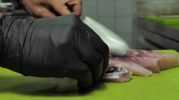 Chef Draagt Zwarte Handschoenen Fileren Verse Vis Restaurant Keuken Close — Stockvideo