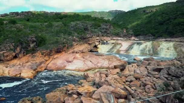 Inclinando Para Cima Tiro Revelando Bela Cachoeira Donana Com Rochas — Vídeo de Stock