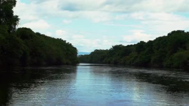 Πυροβόλησε Από Μέση Ενός Μεγάλου Ποταμού Της Βραζιλίας Ένα Απαλό — Αρχείο Βίντεο