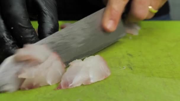 Κοντινό Πλάνο Αγνώριστα Χέρια Σεφ Τεμαχισμού Κρέατος Ψαριών Ξύλο Κοπής — Αρχείο Βίντεο