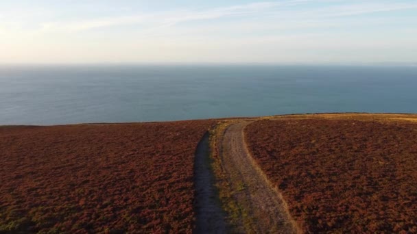 Coastal Sunset Wide Hiker Path Ocean Background North Devon Aerial — Stok Video