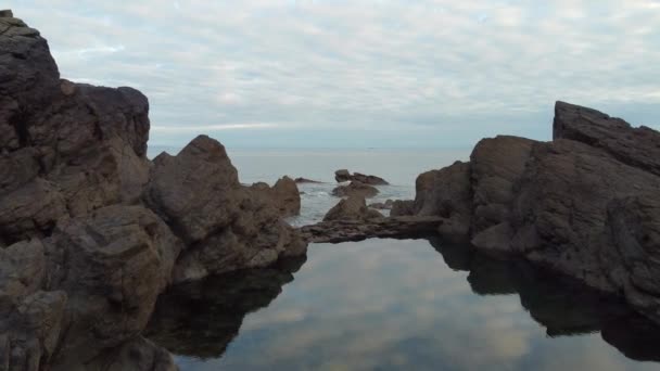 Воздушный Беспилотник Ocean Victorian Rockpool Зашел Залив Вуди Великобритании — стоковое видео