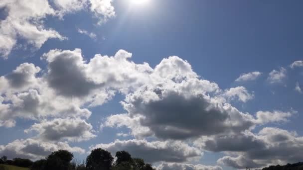 Ongelooflijke Cloudscape Timelapse Hyperlapse Met Zonnevlam Vliegtuigen Verlaten Fast Contrails — Stockvideo