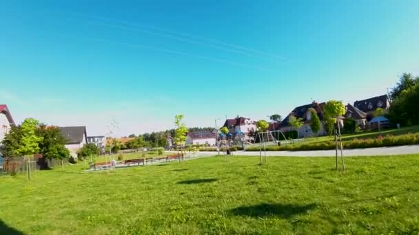 Fpvドローンが都市草の上を飛んで遊び場へ スローモーション — ストック動画