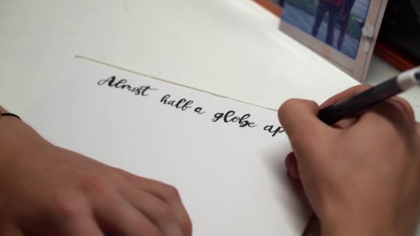 Человек Пишет Каллиграфическим Почерком Белой Книге Закрыть — стоковое видео