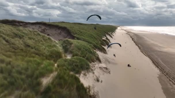 Breiter Sandstrand Von Langevelderslag Noordwijk Mit Zwei Gleitschirmen Die Neben — Stockvideo