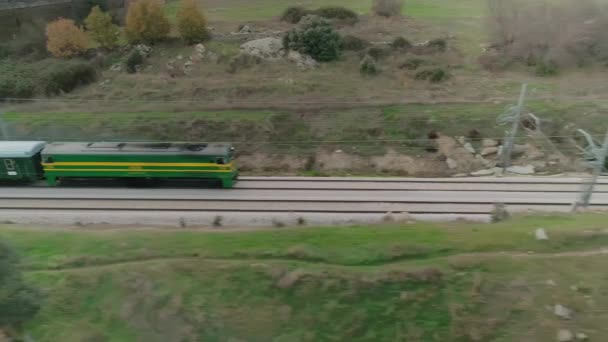 トラックに沿って行くフィリップIi列車の空中追跡サイドウェイショット — ストック動画