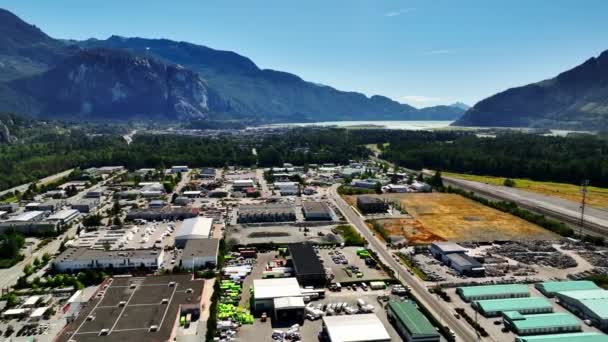 商業エリアの上空からの航空写真 カナダ ブリティッシュコロンビア州 北バンクーバー ドローンショット — ストック動画