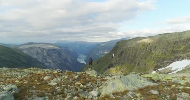 Dron Lecący Nad Męskim Wędrowcem Górze Odkrywający Odległe Wąskie Fiordy — Wideo stockowe