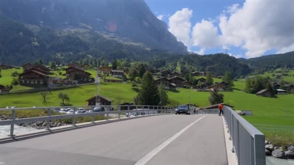 スイス グリンデルヴァルトの橋を渡るメルセデス ベンツ車 — ストック動画