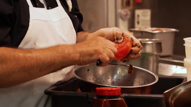 Persoană Șorț Peeling Roșii Prăjite Cuțit Bucătăria Restaurantului Close — Videoclip de stoc