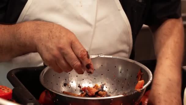Kucharz Obieranie Pieczone Pomidory Salsy Kuchnia Meksykańska Restauracji Zamknij Się — Wideo stockowe