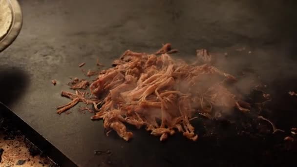 Man Transfer Carne Cerdo Rallada Tortilla Envuelta Taco Cerdo Tirado — Vídeos de Stock