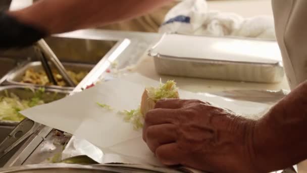 Homme Fait Taco Mexicain Enveloppé Avec Papier Boutique Gros Plan — Video