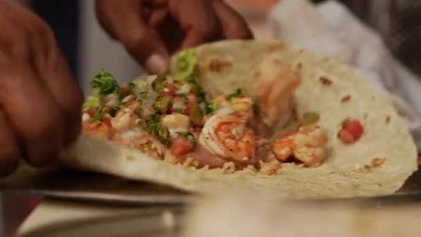 Chef Maken Van Een Garnaal Burrito Mexicaanse Stijl Burrito Het — Stockvideo