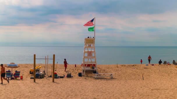 Banderas Ondeando Con Viento Torre Salvavidas East Hampton Beach Suffolk — Vídeo de stock