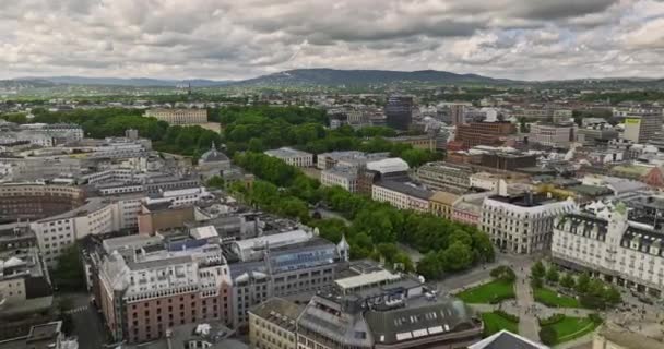 奥斯陆第10卷电影低层无人驾驶飞机飞越商业区拍摄全市历史名城景观 与Mavic Cine合影 2022年6月 — 图库视频影像