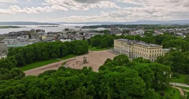 挪威奥斯陆第11版电影无人驾驶飞机在王宫周围盘旋 拍摄城市市区全景 穿过青蛙和乌兰堡社区 与Mavic Cine合影 2022年6月 — 图库视频影像