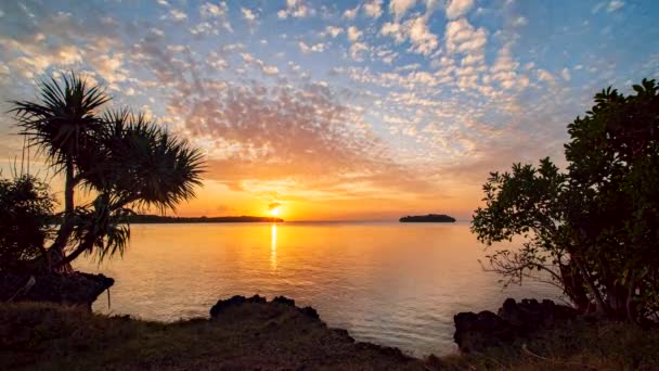 ニューカレドニアのパインズ島の人里離れた湾の上に平和的な活気のある一日の夜のタイムラプス — ストック動画