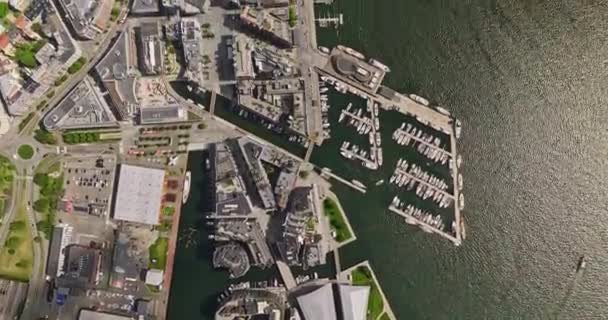 Oslo Norway V37 Cinematic Vertical Top View Drone Flyover Tjuvholmen – stockvideo