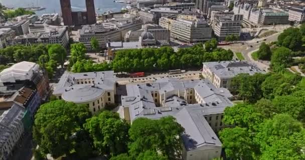 挪威奥斯陆V40鸟瞰无人驾驶飞机飞越大学校园 向右转直飞过通往卡尔 约翰纪念碑和皇家宫殿的道路 与Mavic Cine一起射击 2022年6月 — 图库视频影像