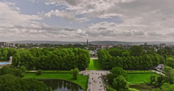 Oslo Norway V42 Cinematic Low Level Drone Flyover Frogner Park — Stock Video