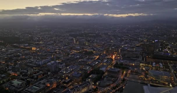 挪威奥斯陆V54的飞越海滨朝向中央车站杰恩班托尔戈特广场拍摄了市中心黄昏时明亮的市中心城市景观 与Mavic Cine一起射击 2022年6月 — 图库视频影像