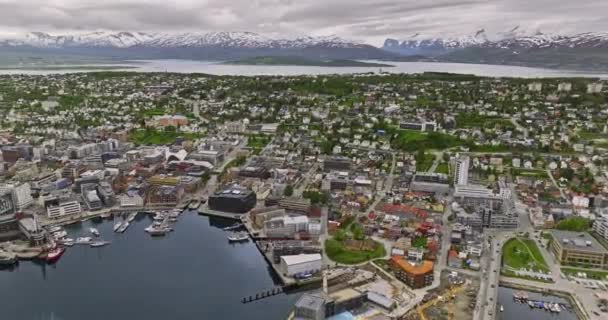 Troms Norway Aerial V2全景摄影 拍摄市中心风景 白天穿过Tromsysundet海峡朝新的和混乱的郊区俯瞰 与Mavic Cine合影 2022年6月 — 图库视频影像