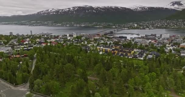 Troms Norway Aerial Низкоуровневое Мухоморовское Кладбище Через Жилые Кварталы Сторону — стоковое видео