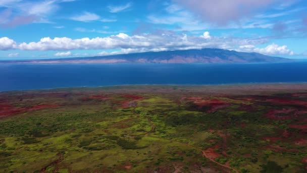 Drone Vista Keahiakawelo Misteriosa Paisagem Sujeira Vermelha Molokai Distância — Vídeo de Stock