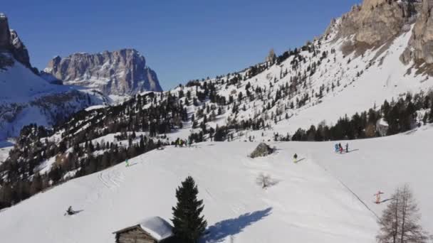 Панорамный Вид Горнолыжный Курорт Доломиты Несколькими Туристами Катающимися Лыжах Пассе — стоковое видео