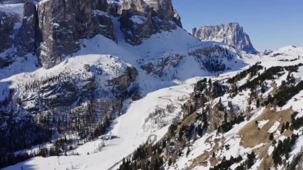 Dolomieten Bergen Met Kronkelende Weg Winter Sneeuw Noordoost Italië Drone — Stockvideo