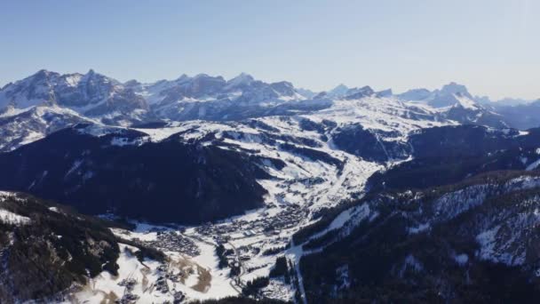 イタリアのドロミテ山脈の雪に覆われたスキーリゾートの空中パノラマ — ストック動画