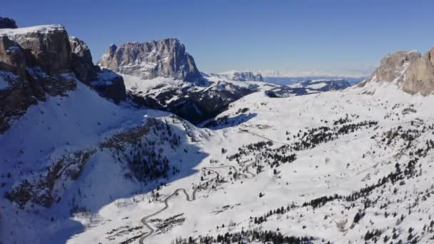 Flygfoto Panorama Snötäckt Terräng Med Slingrande Vägar Vid Basen Dolomiterna — Stockvideo
