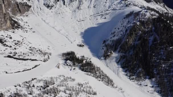 在意大利 滑雪者滑雪场斜坡上的冬季仙境度假胜地 空降飞行员中枪 — 图库视频影像