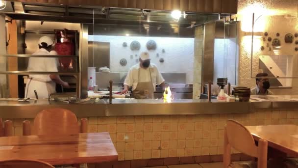 Zpomalený Záběr Číšníka Připravujícího Taco Talíře Mexico City — Stock video