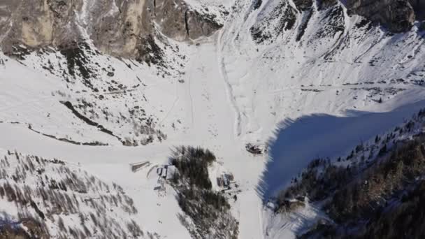Luftaufnahme Der Dolomiten Winter Eine Gruppe Von Touristen Beim Skifahren — Stockvideo