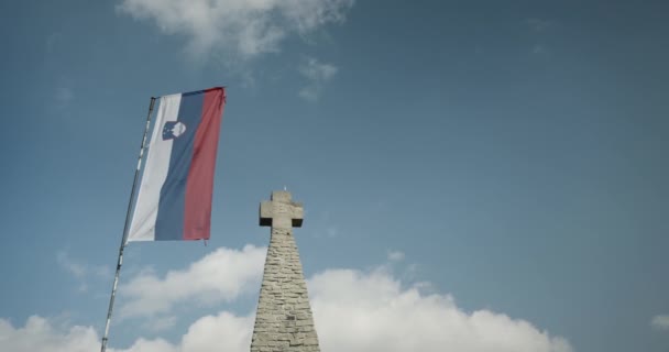 Drapeau Slovène Croix Pierre Sur Sommet Montagne Donaka Gora — Video