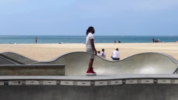 Чернокожий Американский Парень Другими Людьми Катается Бетонном Заборе Скейт Парка — стоковое видео