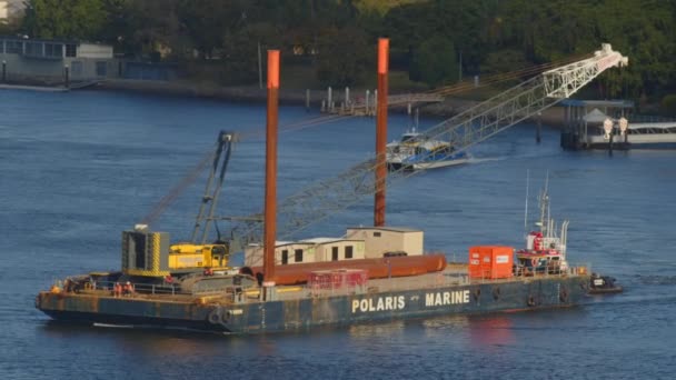 Merangkak Crane Dan Bahan Bangunan Lainnya Dikirim Sungai Dengan Tongkang — Stok Video