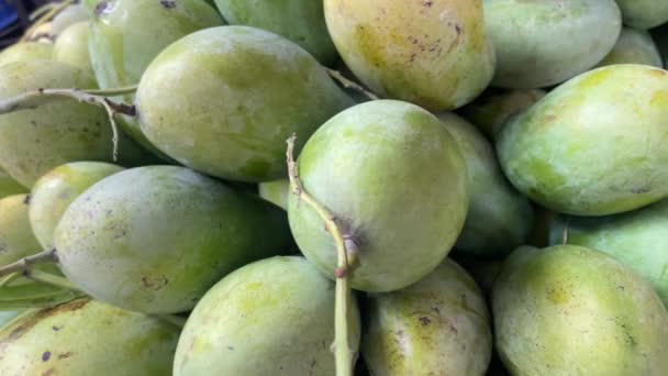 Große Menge Frischer Mango Auf Dem Markt — Stockvideo
