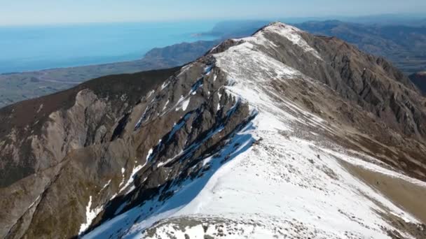 Drone Voando Sobre Cume Montanha Coberto Neve Bela Paisagem Neozelandesa — Vídeo de Stock