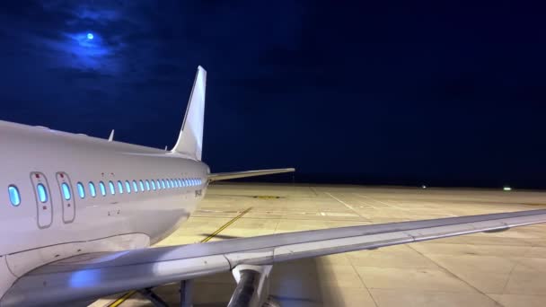 Vedere Neobișnuită Frumoasă Noapte Avionului Parcat Șorțul Aeroportului Corp Alb — Videoclip de stoc