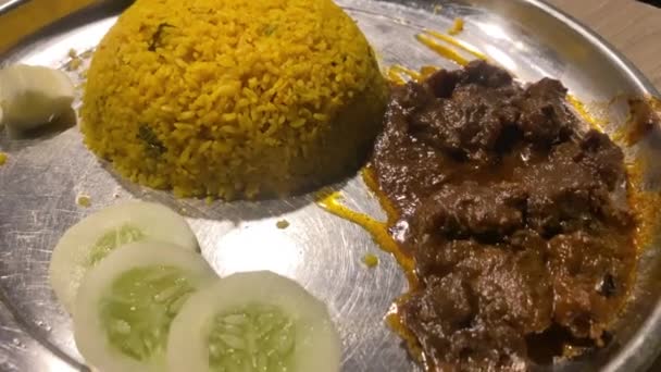 Arroz Pilaf Con Curry Carne Pepino Fresco Rodajas Placa Metal — Vídeos de Stock