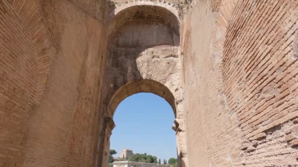 Mirando Hacia Arriba Ladrillo Mampostería Arco Masivo Dentro Del Coliseo — Vídeo de stock